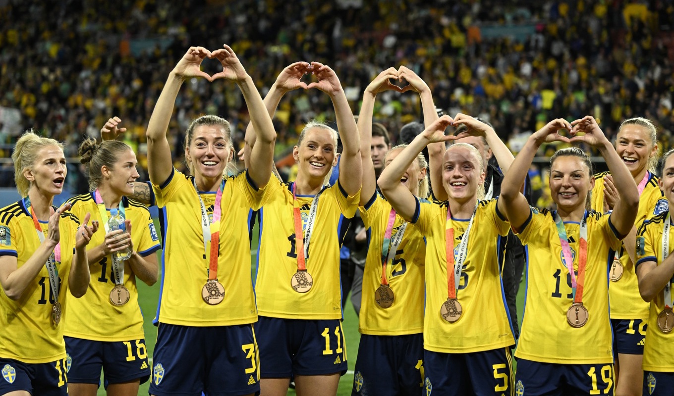 Sveriges jublar med sina bronsmedaljer. Foto: Pontus Lundahl/TT