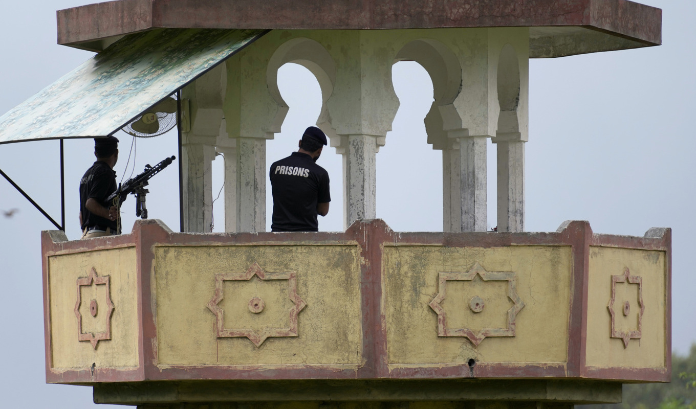 Fängelsevakter bevakar fängelset i Attock där Pakistans tidigare premiärminister, oppositionspolitikern Imran Khan, hålls fängslad. Arkivbild. Foto: Anjum Naveed/AP/TT