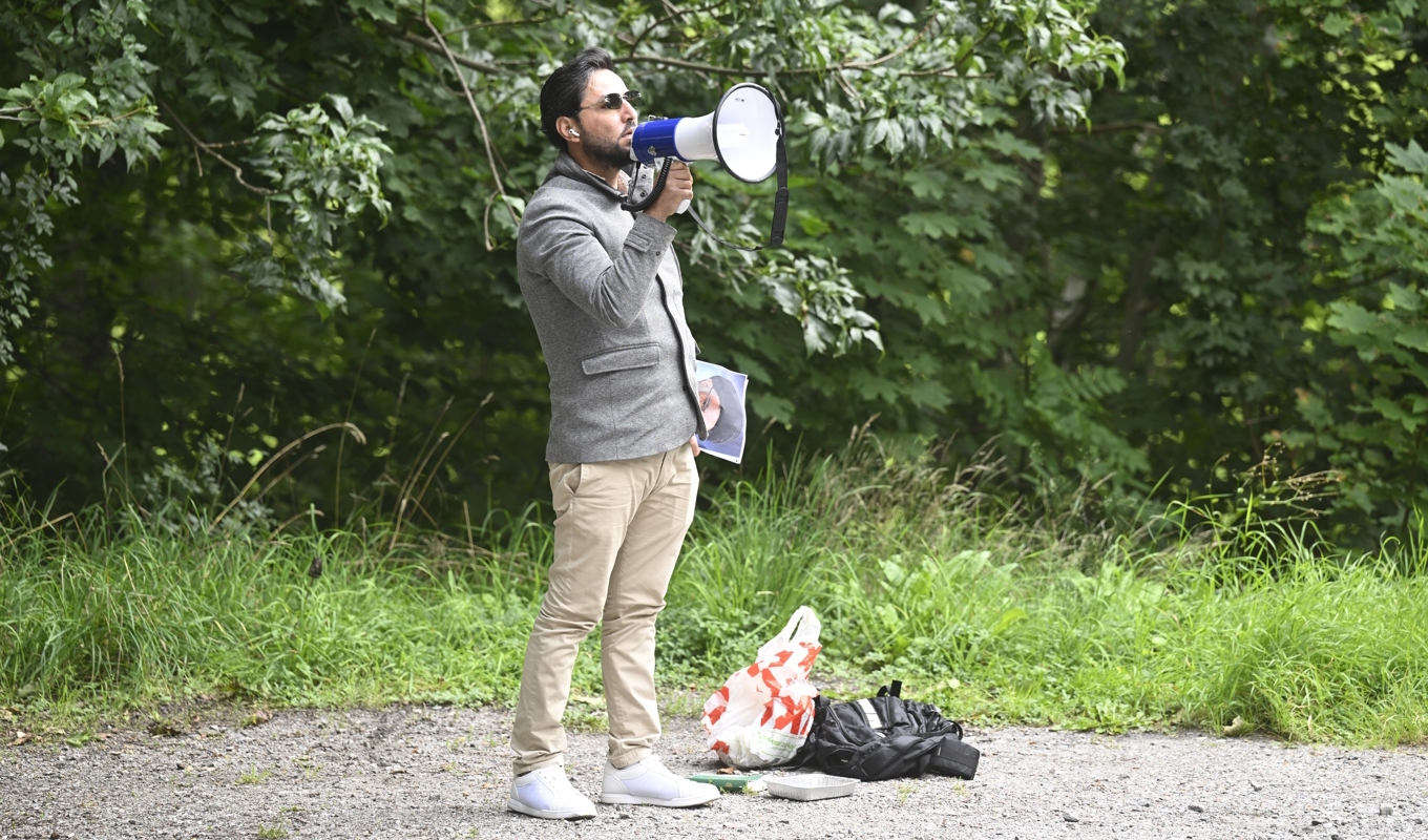 Koranbrännaren Salwan Momika under en manifestation utanför Irans ambassad på Lidingö i fredags. Foto: Fredrik Sandberg/TT