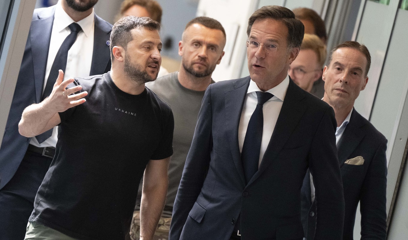 Ukrainas president Volodymyr Zelenskyj och Nederländernas premiärminister Mark Rutte i Eindhoven. Foto: Peter Dejong/AP/TT