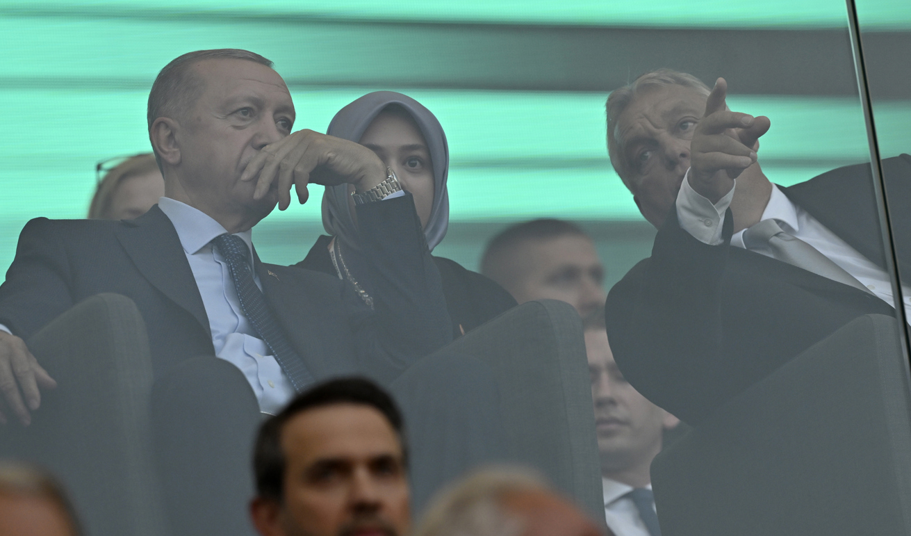 Ungerns premiärminister Viktor Orbán (höger) tog emot Turkiets president Recep Tayyip Erdogan och besökte friidrotts-VM i Budapest. Foto: Denes Erdos/AP/TT