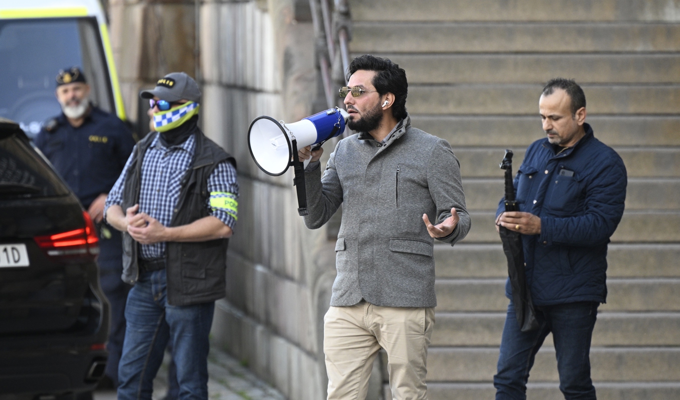 Salwan Momika under en demonstration på Mynttorget i Stockholm. Arkivbild. Foto: Anders Wiklund/TT