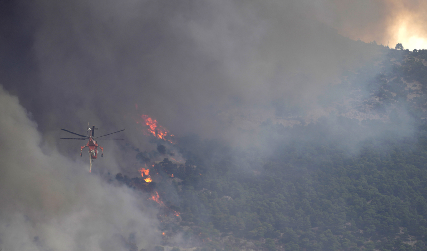 Det brinner kraftigt i bergskedjan Parnes nära den grekiska huvudstaden Aten. Foto: Thanassis Stavrakis/AP/TT