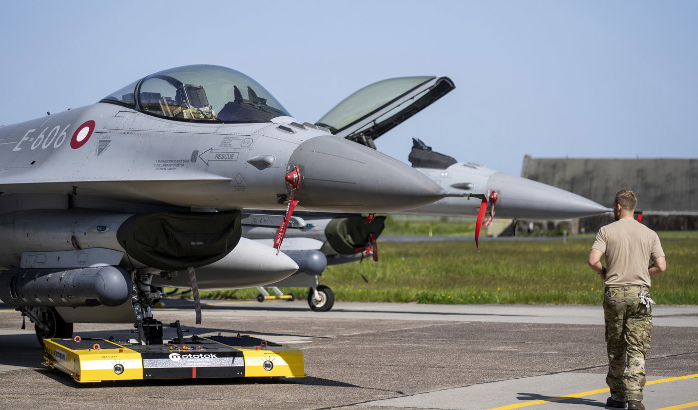 Danskt F-16-plan nära Vojens, Danmark. Även Norge och Nederländerna skickar F-16 till Ukraina. Foto: Bo Amstrup/AP/TT