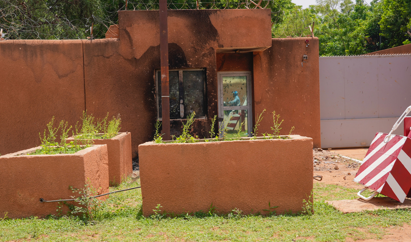 Entrén till Frankrikes ambassad i Nigers huvudstad Niamey brändes i samband med anti-franska protester i slutet av juli. Arkivbild. Foto: Sam Mednick/AP/TT