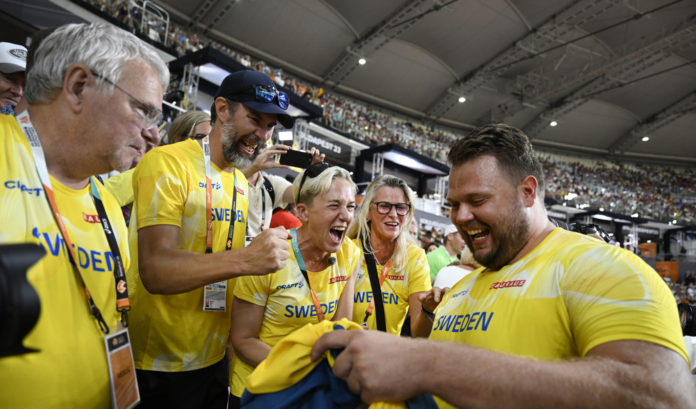 Kajsa Bergqvist, mitten, efter Daniel Ståhls guld i diskus. Foto: Jessica Gow/TT