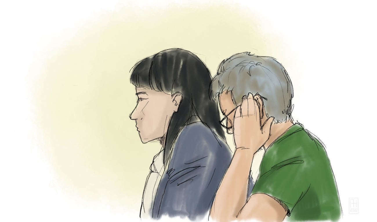 Teckning från häktningsförhandlingen i Stockholms tingsrätt den 25 november 2022 på den misstänkte mannen och hans advokat Ulrika Borg. Foto: Anders Humlebo/TT