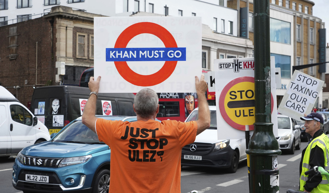 "Khan måste bort", står det på demonstrantens skylt. Bilden är tagen i Tooting i södra London den gångna helgen. Foto: Jeff Moore/PA/AP/TT