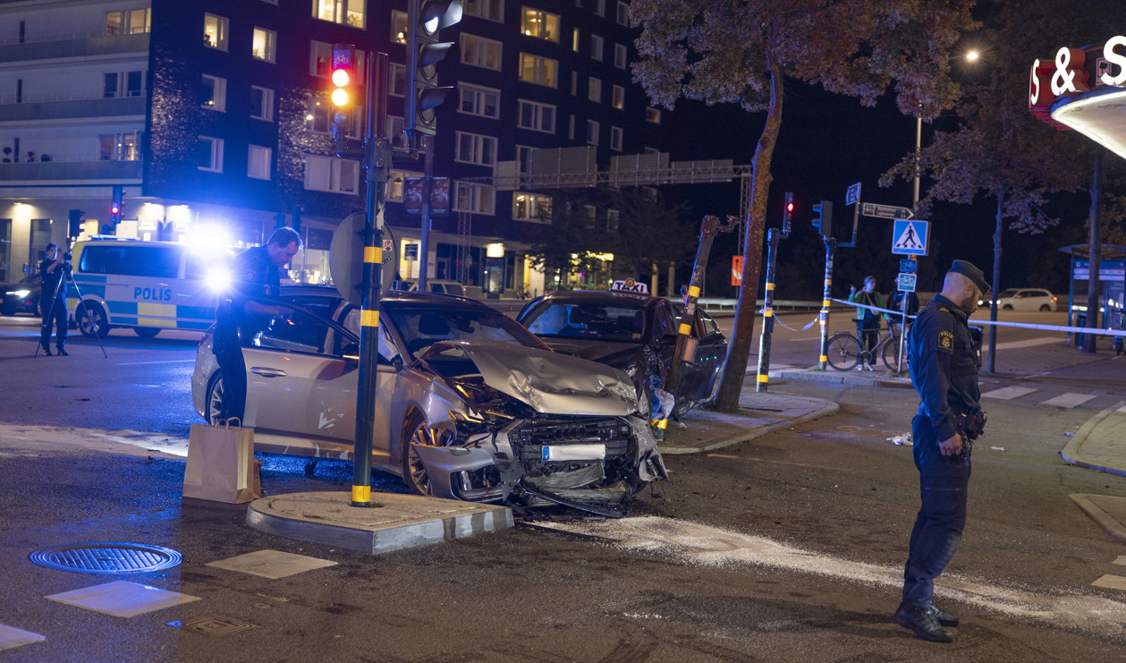 En personbil och en taxi kolliderade vid Hornstull på Södermalm i Stockholm. Foto: Nicklas Thegerström/TT