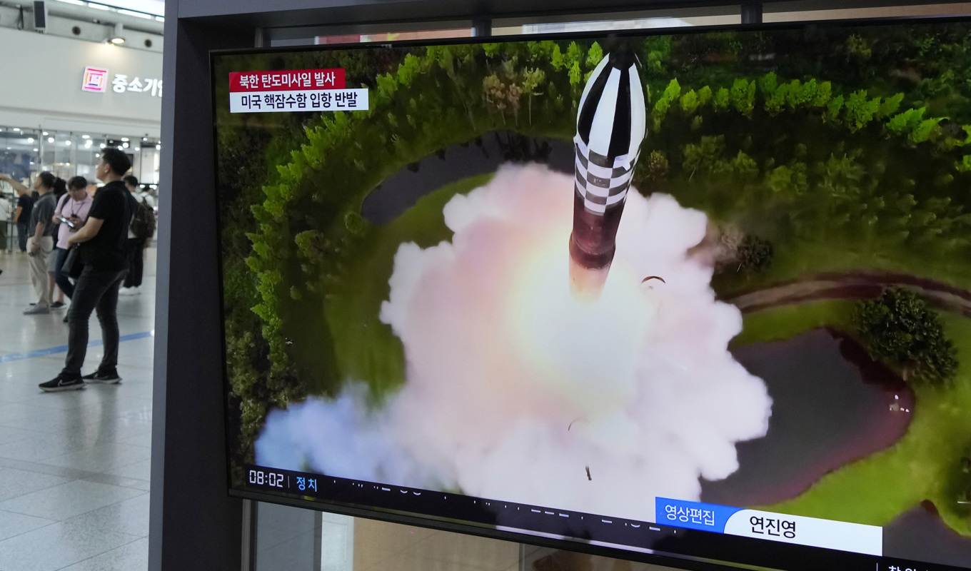 Nordkorea säger sig ha avfyrat två ballistiska robotar. Bilden visar ett tidigare robottest från Nordkorea i slutet av juli och kommer från ett nyhetsinslag i sydkoreanska Seoul. Arkivbild. Foto: Ahn Young-joon/AP/TT