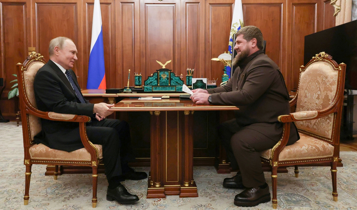 Vladimir Putin och Ramzan Kadyrov utpekas som ytterst ansvariga. Här möts de i Moskva i våras. Foto: Michail Klimentjev/Sputnik/pool/AP/TT