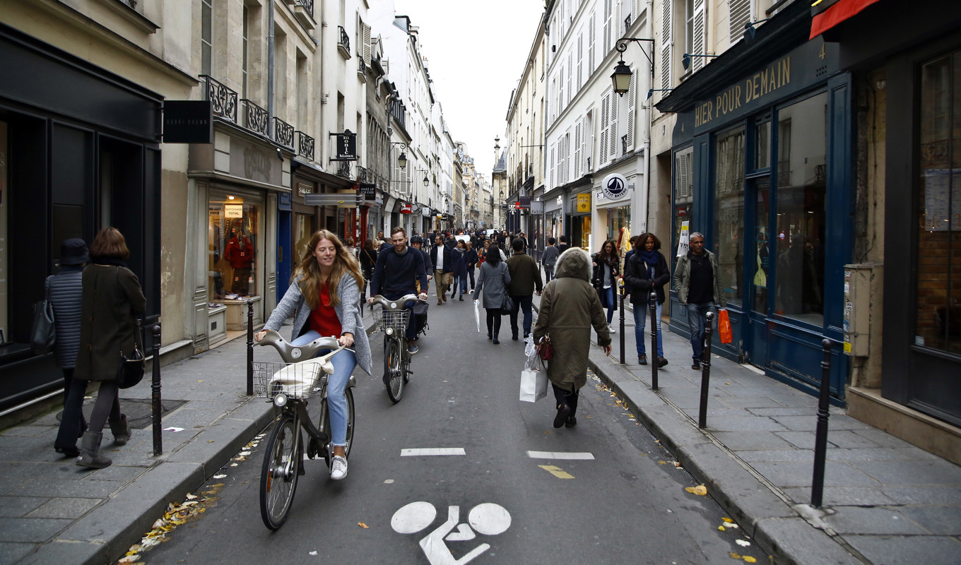 Paris blir den första huvudstaden i Europa som förbjuder uthyrning av elsparkcyklar. Arkivbild. Foto: Thibault Camus/AP/TT