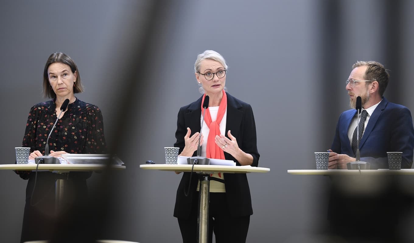Socialstyrelsens generaldirektör Olivia Wigzell, Folkhälsomyndighetens generaldirektör Karin Tegmark Wisell och socialminister Jakob Forssmed (KD) vid fredagens pressträff. Foto: Mikaela Landeström/TT