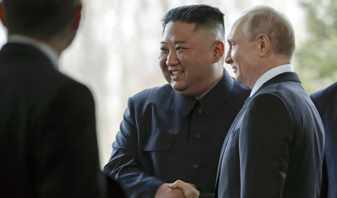 Nordkoreas ledare Kim Jong-Un och Rysslands president Vladimir Putin planerar ett möte för att diskutera en vapenaffär mellan länderna. Bild från deras möte 2019 i Vladivostok. Foto: Alexander Zemlianichenko/AP/TT