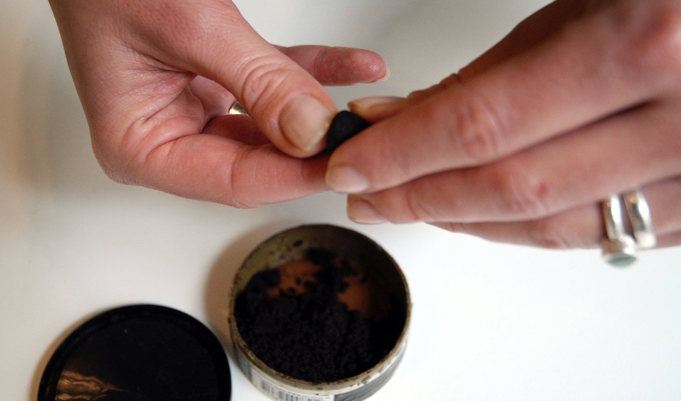 Regeringen och Sverigedemokraterna (SD) vill sänka skatten på snus. Arkivbild Foto: Joakim Ståhl / SvD / TT