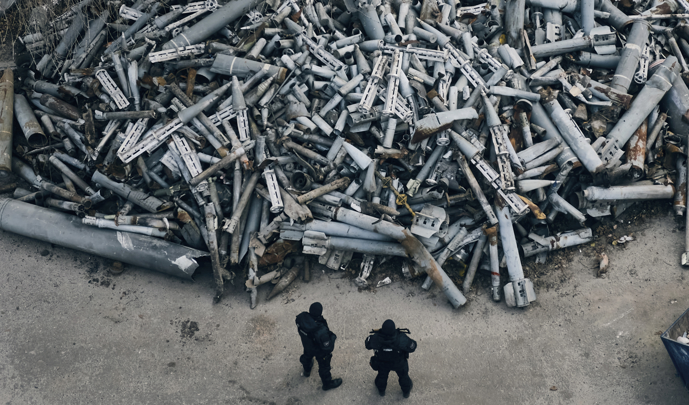 Poliser tittar på ihopsamlade fragment av ryska robotar, bland dem klustervapen, i Charkiv i december i fjol. Arkivbild. Foto: Libkos/AP/TT