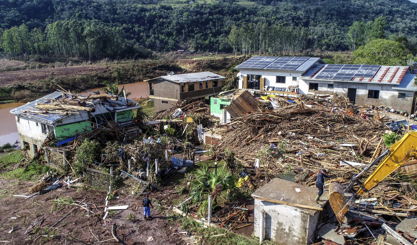 Över 2|000 har blivit hemlösa efter att en cyklon dragit fram över södra Brasilien. Foto: Wesley Santos/TT/AP