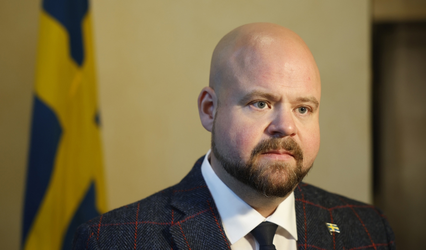 Landsbygdsminister Peter Kullgren (KD) presenterar ett nytt stöd till lantbrukare efter sommarens torka och skyfall. Foto: Christine Olsson/TT