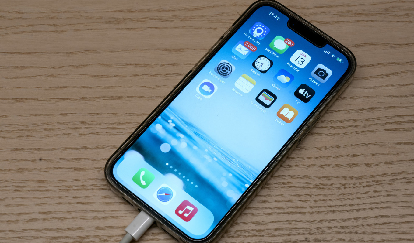 Apple har släppt en uppdatering som tar bort säkerhetshålet. Arkivbild på Iphone. Foto: Terje Bendiksby