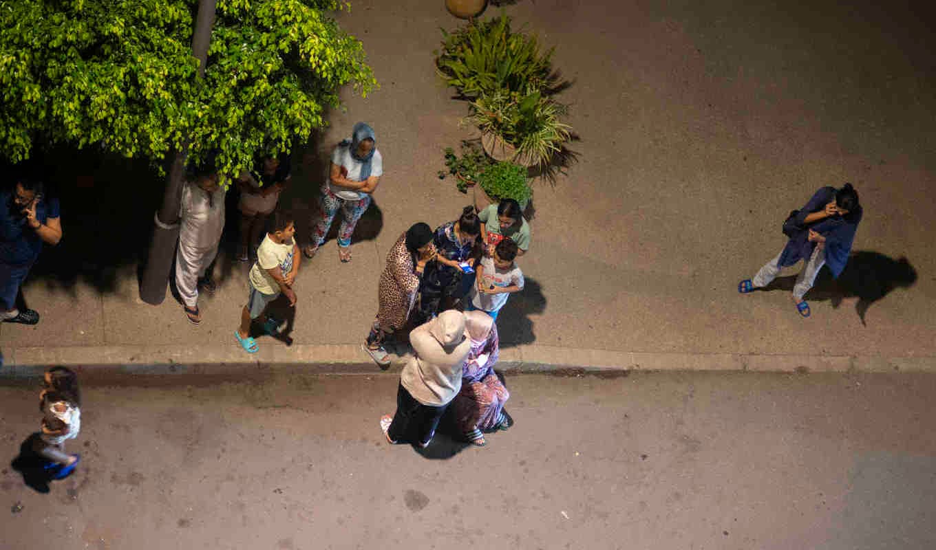 Även människor i staden Rabat, långt från jordbävningens centrum i södra Marocko, kände av skalvet. Foto: Mosa'ab Elshamy/AP/TT