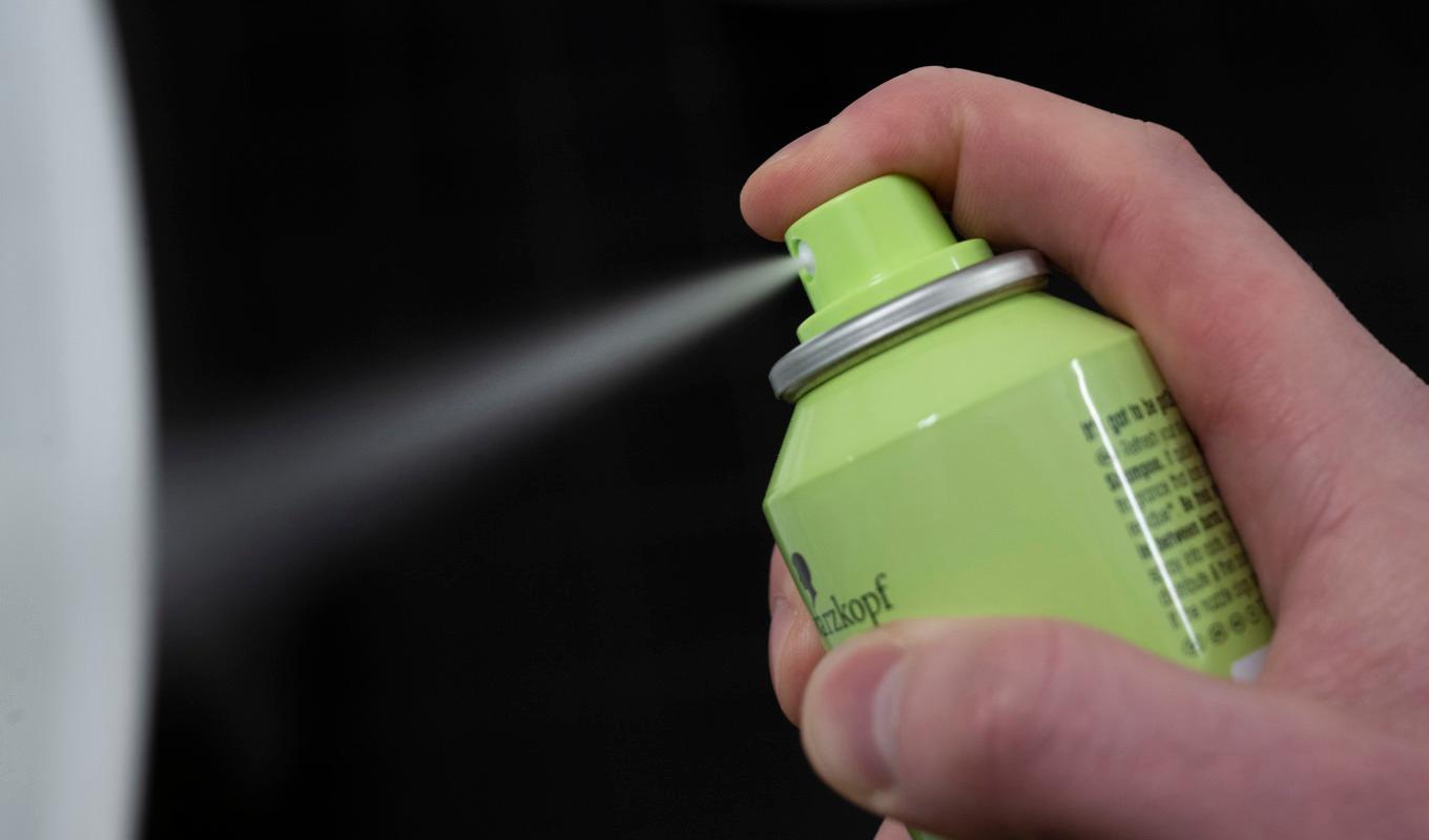 Ungdomar inhalerar gasen från bland annat torrschampo för att bli höga. Arkivbild. Foto: Fredrik Sandberg/TT