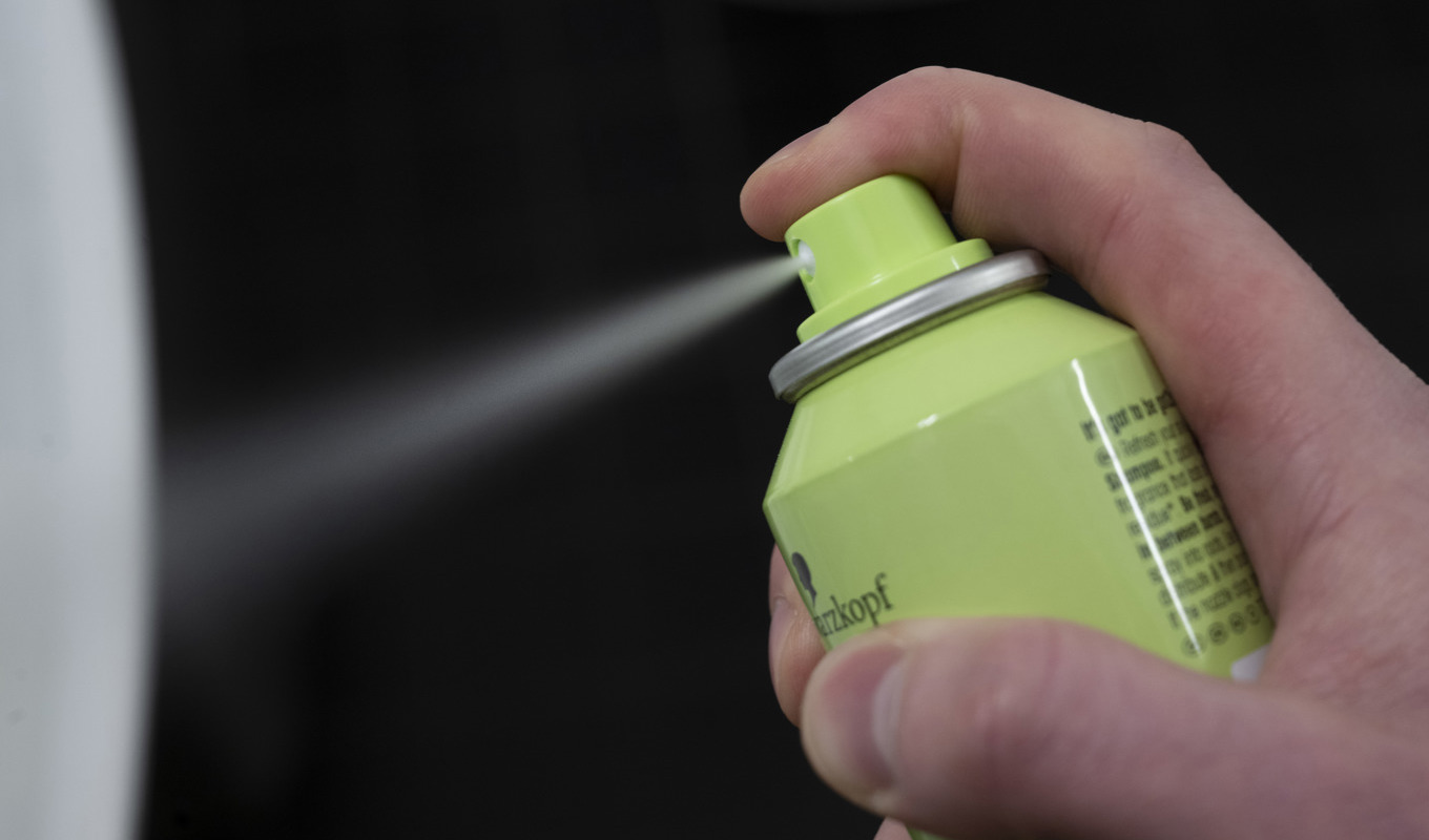 Ungdomar inhalerar gasen från bland annat torrschampo för att bli höga. Arkivbild. Foto: Fredrik Sandberg/TT