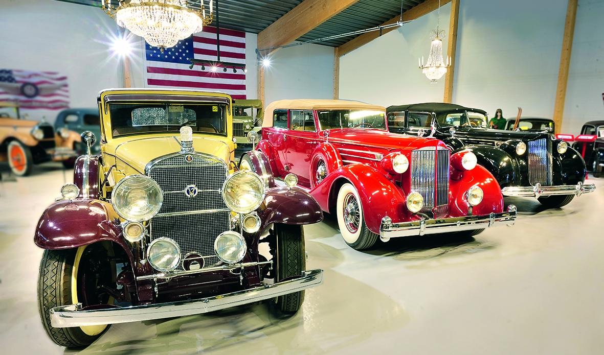 Vackra bilar från 1930-talet: närmast en Cadillac från 1931 och en röd Packard från 1935. Foto: Härnösands bilmuseum