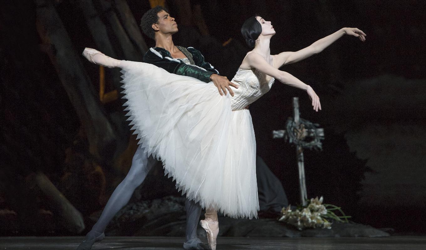 Carlos Acosta som Albrecht och Natalia Osipova som Giselle i baletten Giselle på Royal Ballet i London. Foto: Bill Cooper