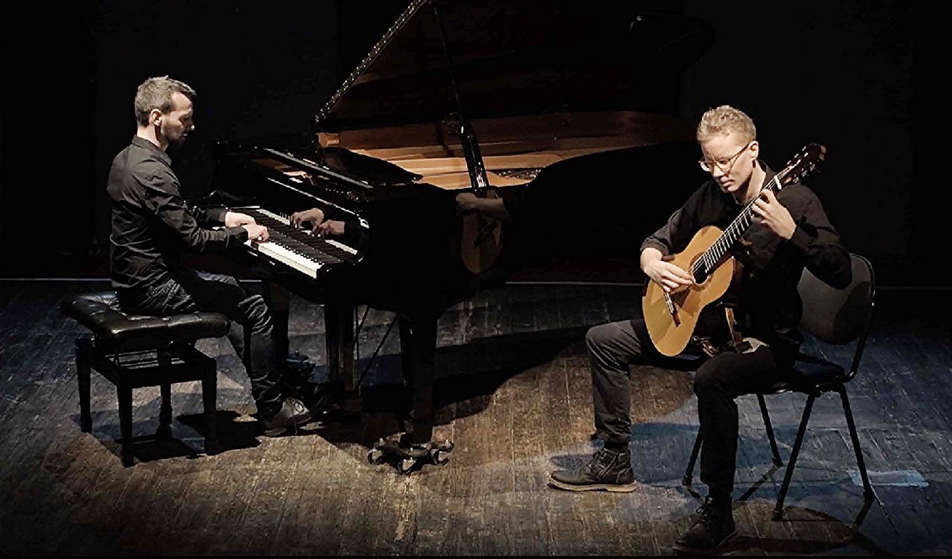 Peter Knudsen på piano och David Härenstam på gitarr under inspelning av Roland Dyens Fuoco i Teaterstudio Lederman. Foto: Aron Fogelström