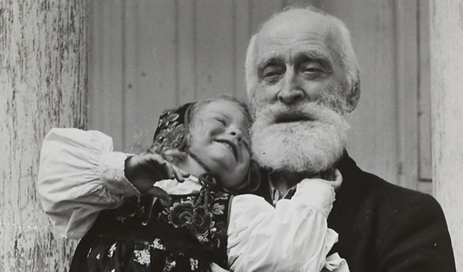 Knut Hamsun föddes i Vågå 1859 och växte upp i Hamarøy. När han 1920 mottog Nobelpriset sade Thomas Mann att ingen förtjänat det så mycket som han. Hamsun dog 92 år gammal i Nørholm utanför Grimstad. Foto: K W Gullers (1916–1998)/ Nordiska museet