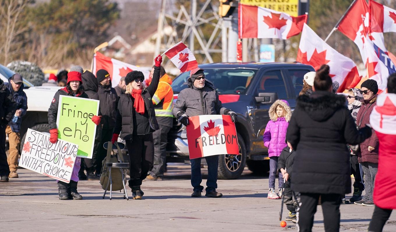 Demonstranter protesterar mot regeringens krav på vaccinpass och restriktioner i samband med covid-19-pandemin i Ontario i Kanada den 9 februari 2022. Foto: Geoff Robins/AFP via Getty Images