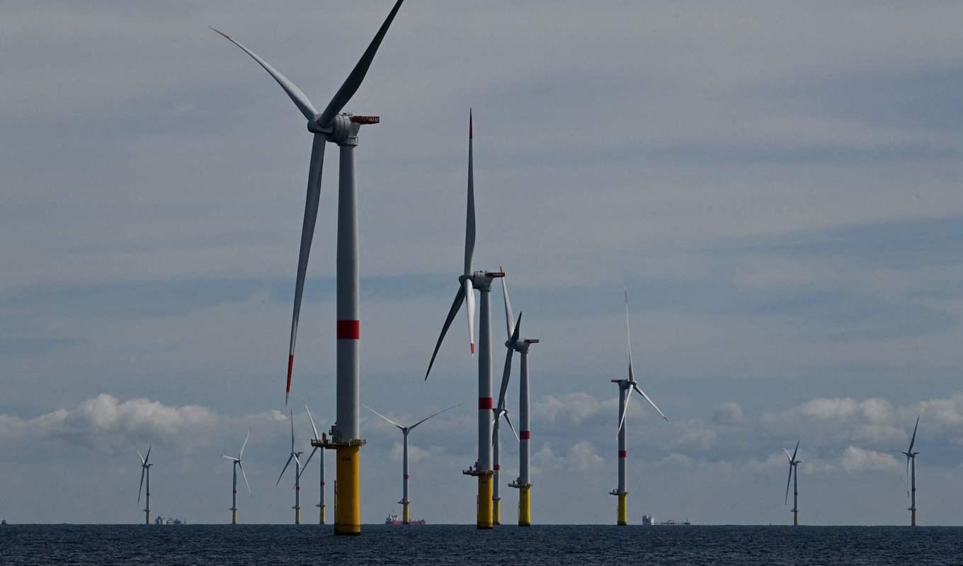 Med den havsbaserade vindkraften ökar slitage och skador på verkens rotorblad på grund av att de utsätts för hårt väder. Foto: Damien Mayer/AFP via Getty Images