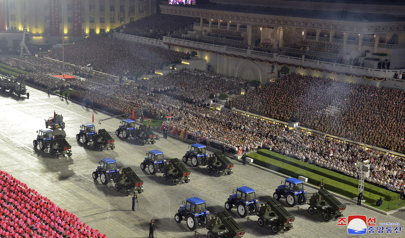 Traktorer som drar pansarvärnsrobotar på paraden i Pyongyang. Foto: Foto: KCNA/AP/TT