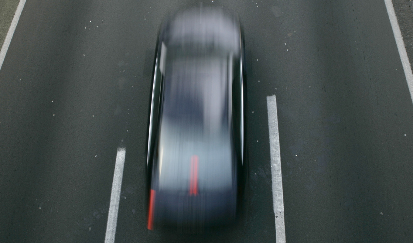 Den norska polisen fick natten till söndagen ta till spikmatta för att få stopp på en bil som tidigare uppmätts köra i 240 kilometer i timmen. Då visade det sig att de vuxna fram hade två minderåriga i baksätet. Arkivbild. Foto: Virginia Mayo/AP/TT