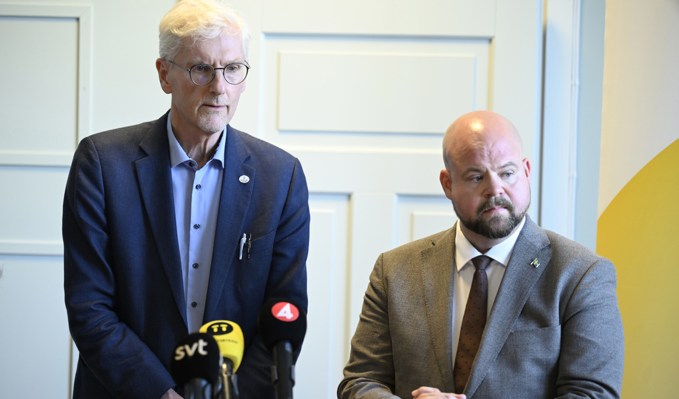 Jan Cedervärn, överdirektör på Jordbruksverket (till vänster) och landsbygdsminister Peter Kullgren på en pressträff i Fagersta. Foto: Pontus Lundahl/TT