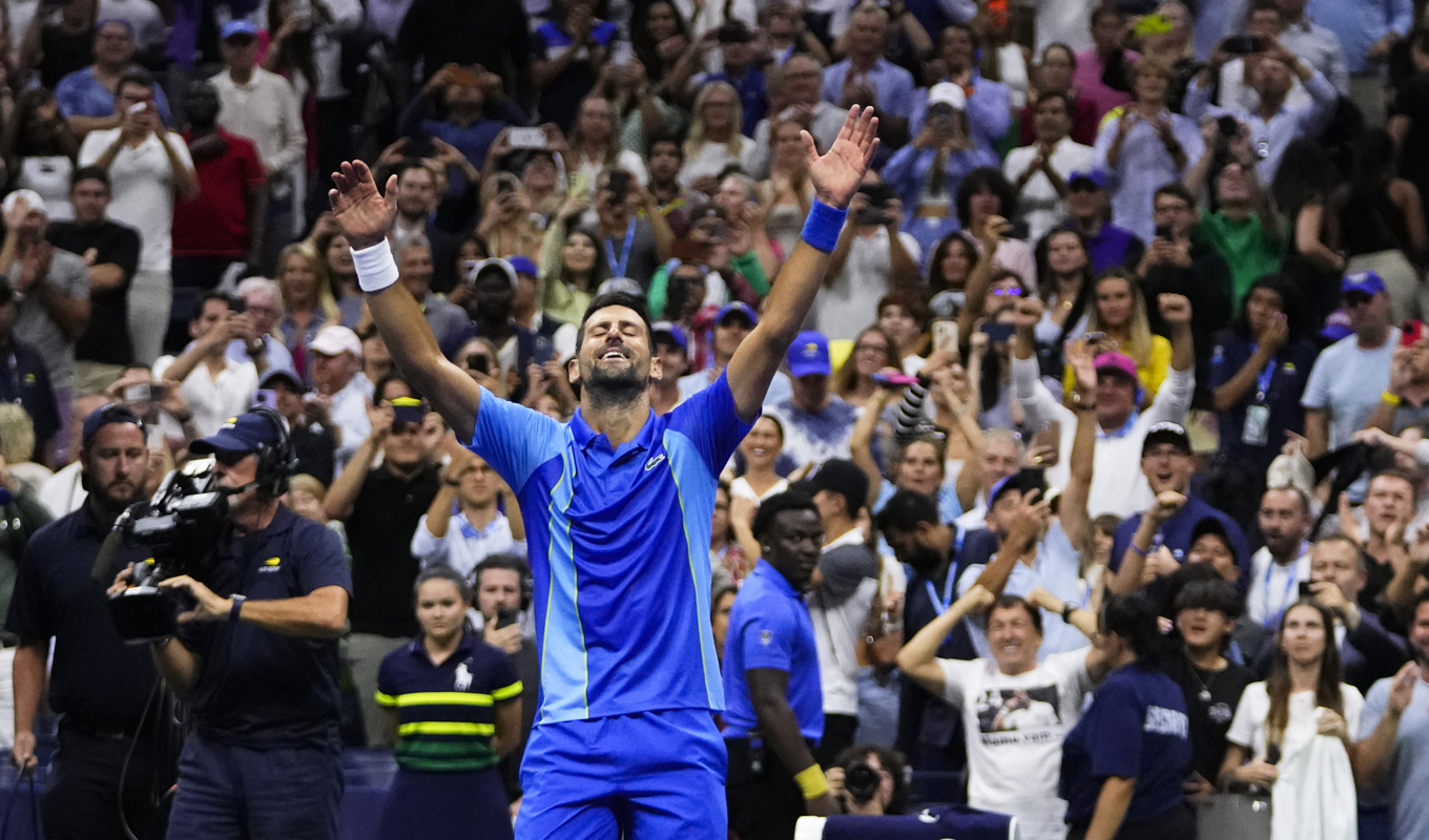 Novak Djokovic firar efter att ha besegrat Daniil Medvedev i US Open-finalen. Foto: Frank Franklin II/AP/TT