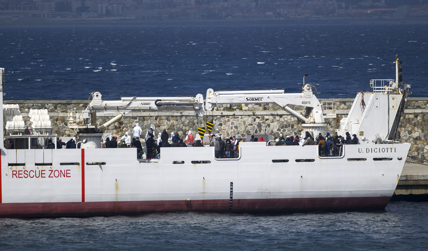 Migranter ombord på en italiensk kustbevakningsbåt i södra Italien i våras. Arkivbild. Foto: Valeria Ferraro/AP/TT