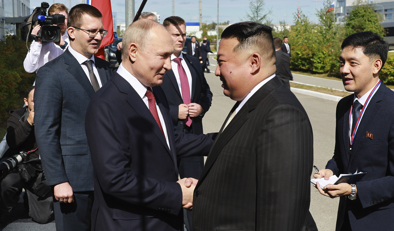 Rysslands president Vladimir Putin skakar hand med sin gäst, Nordkoreas ledare Kim Jong-Un, under deras möte på rymdbasen Vostotjnyj på onsdagen. Bilden kommer från statliga Sputnik. Foto: Vladimir Smirnov/Sputnik/AP/TT