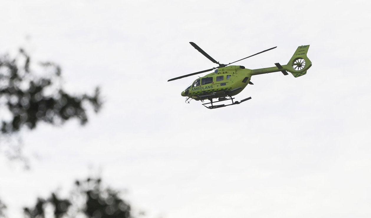 Två av de skadade personerna på Ekerö har förts till sjukhus i ambulanshelikopter. Foto: Fredrik Sandberg/TT