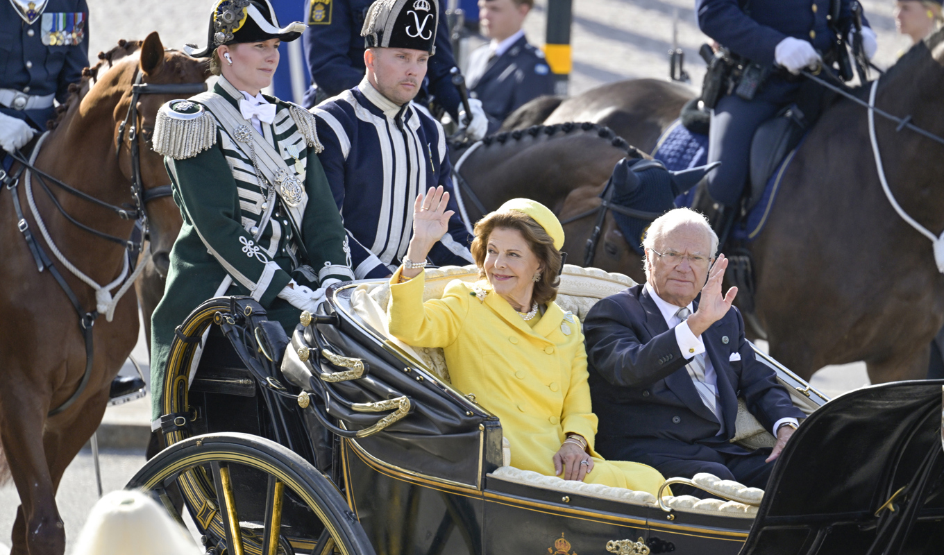 Kung Carl Gustaf och drottning Silvia lämnade slottet i häst och vagn vid 14.30-tiden. Foto: Janerik Henriksson/TT