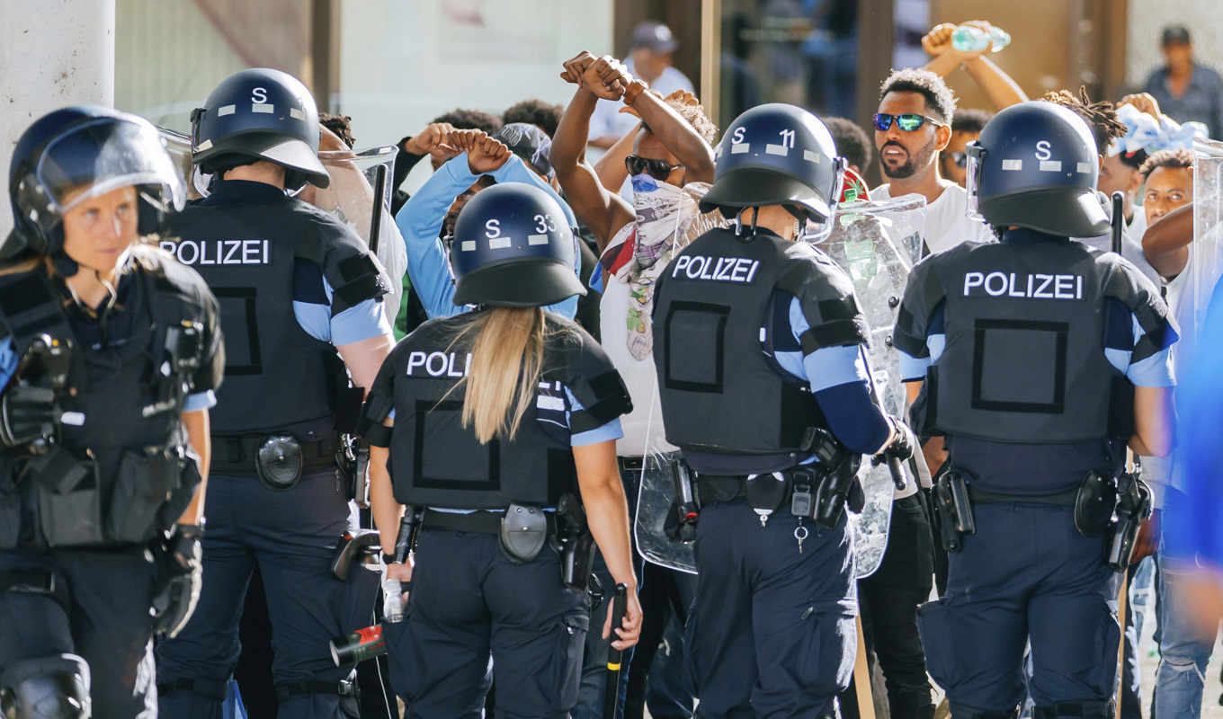 Polis spärrar vägen för motdemonstranter vid den eritreanska festivalen i Stuttgart. Foto: Thomas Niedermueller/AP/TT