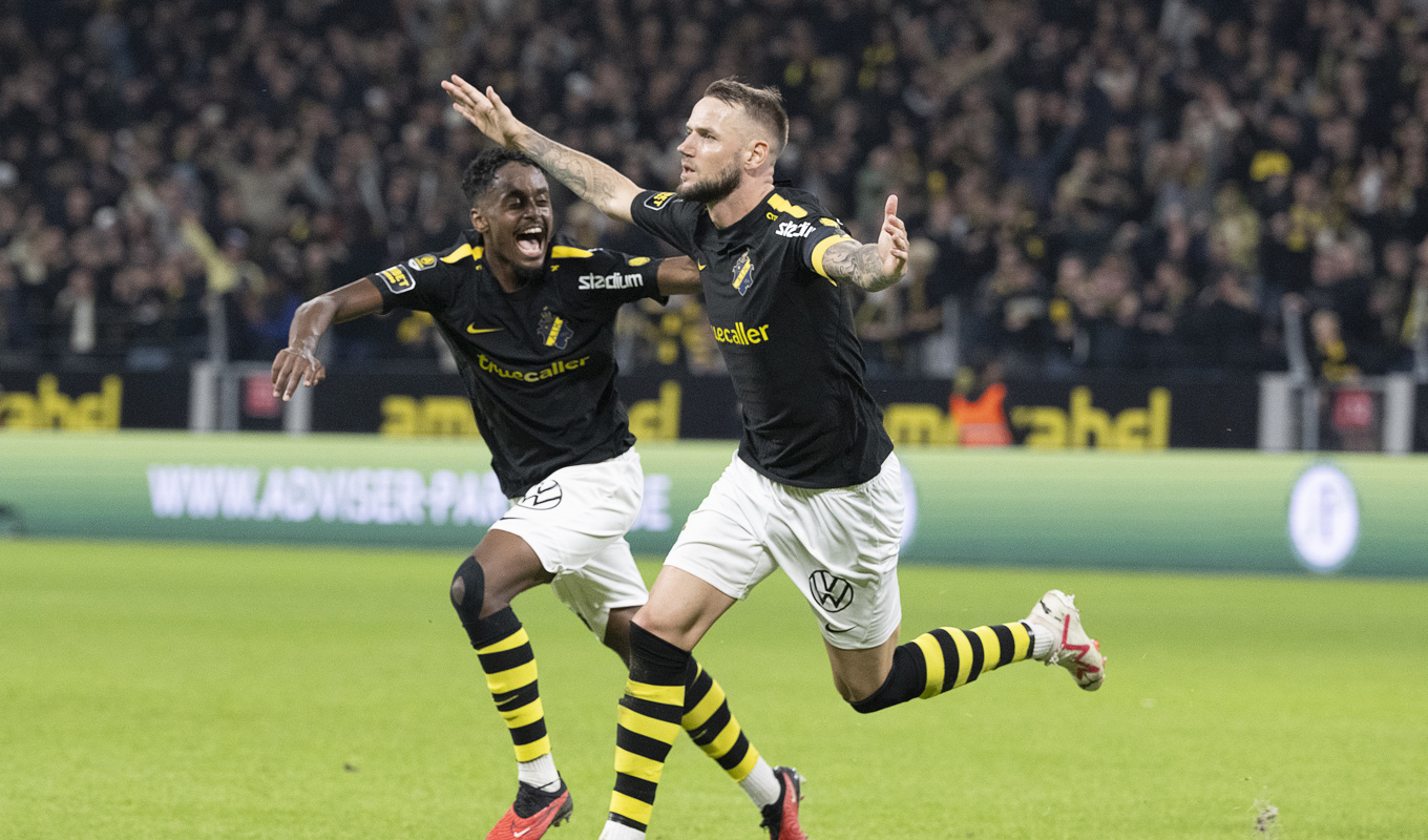 Alexander Milosevic jublar med Abdihakin Ali efter nickmålet som gav AIK 1–0-ledning hemma mot Degerfors. Foto: Henrik Montgomery/TT