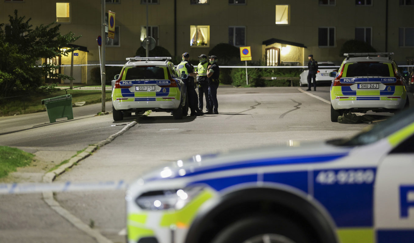 Polisen larmades till adressen i Norrköping där flertalet skott avlossats. Foto: Magnus Andersson/TT