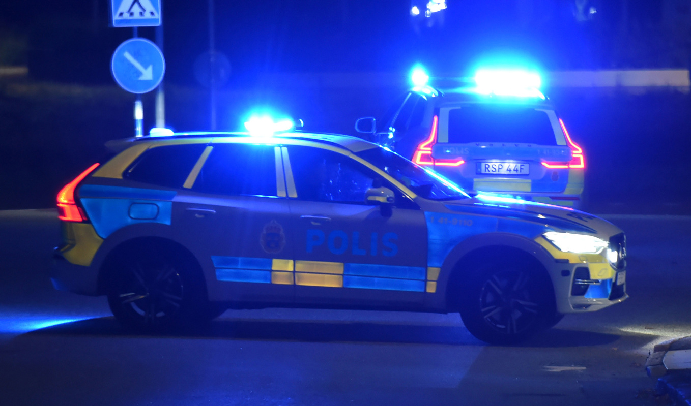 Polisbilar på plats efter detonationen vid en villa i Nyköping. Foto: Pontus Stenberg/TT