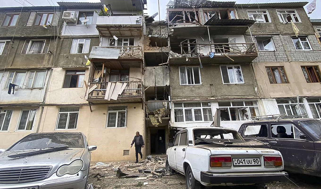 En skadad byggnad i den regionala huvudstaden Stepanakert efter attacker på tisdagen. Foto: Siranush Sargsyan/AP/TT