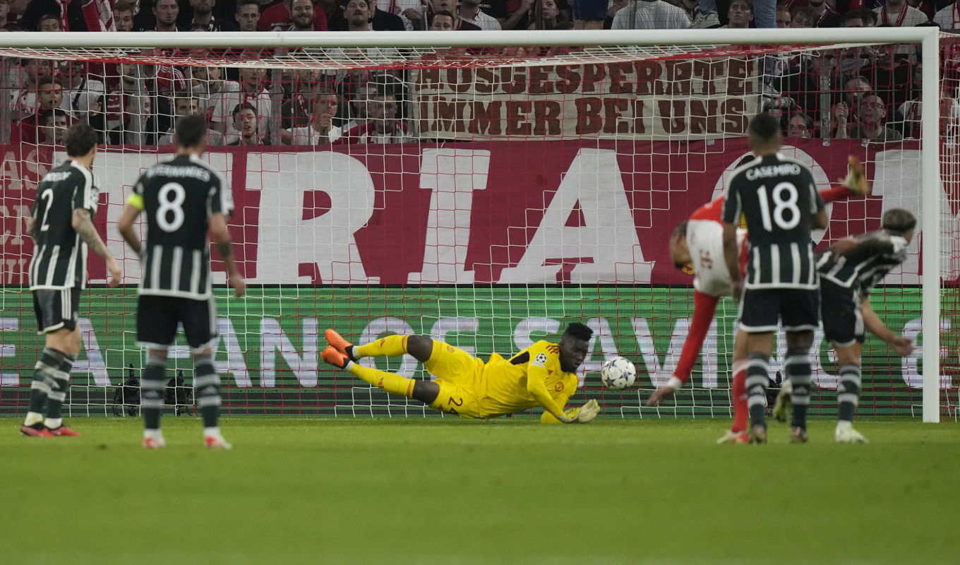 Manchester Uniteds André Onana (i gult) med en jättetabbe. Foto: Matthias Schrader/AP/TT