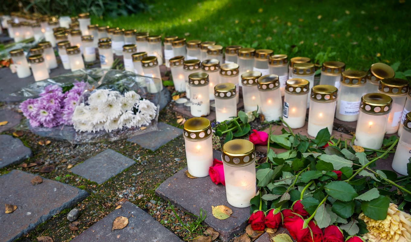 Ljus och blommor vid en minnesplats för den 13-årige pojke som hittades död i Haninge. Bild från tidigare i september. Foto: Claudio Bresciani/TT