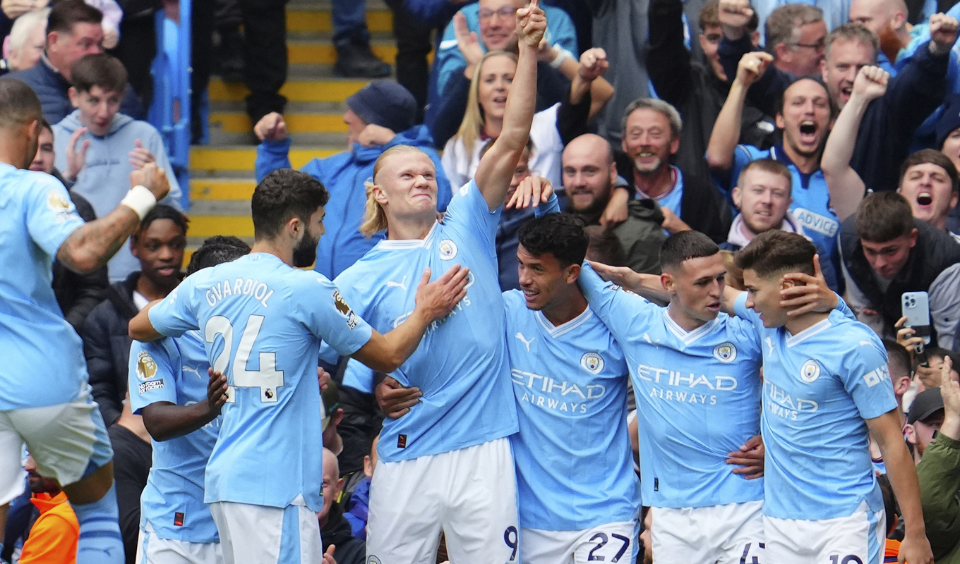 Erling Haaland (mitten) firar efter att han gett sitt Manchester City en 2–0 ledning. Foto: Jon Super/AP/TT