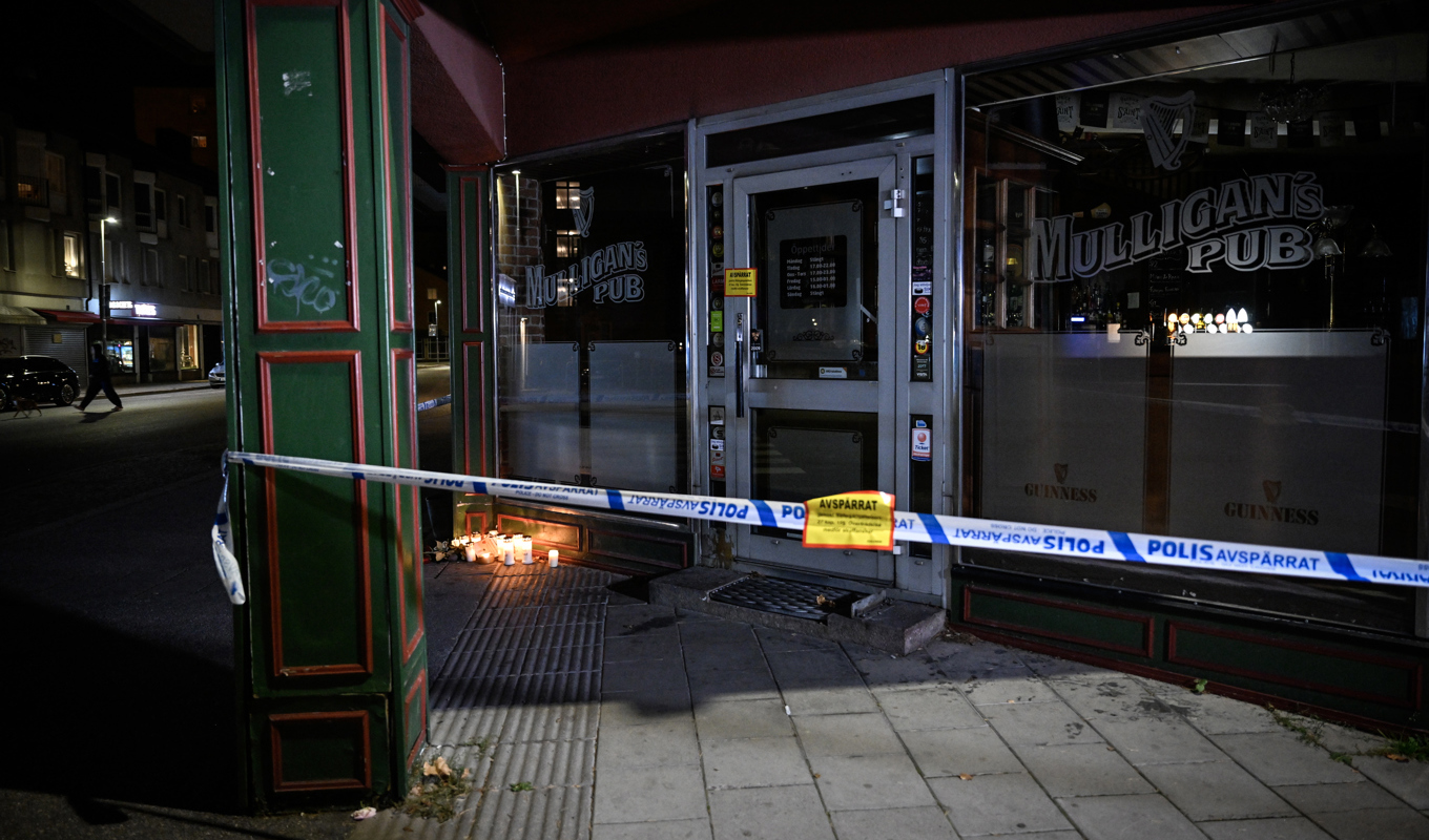 Ljus och blommor vid den avspärrade krogen i centrala Sandviken där två män i 20- respektive 70-årsåldern mördades och ytterligare två personer skadades. Foto: Henrik Montgomery/TT