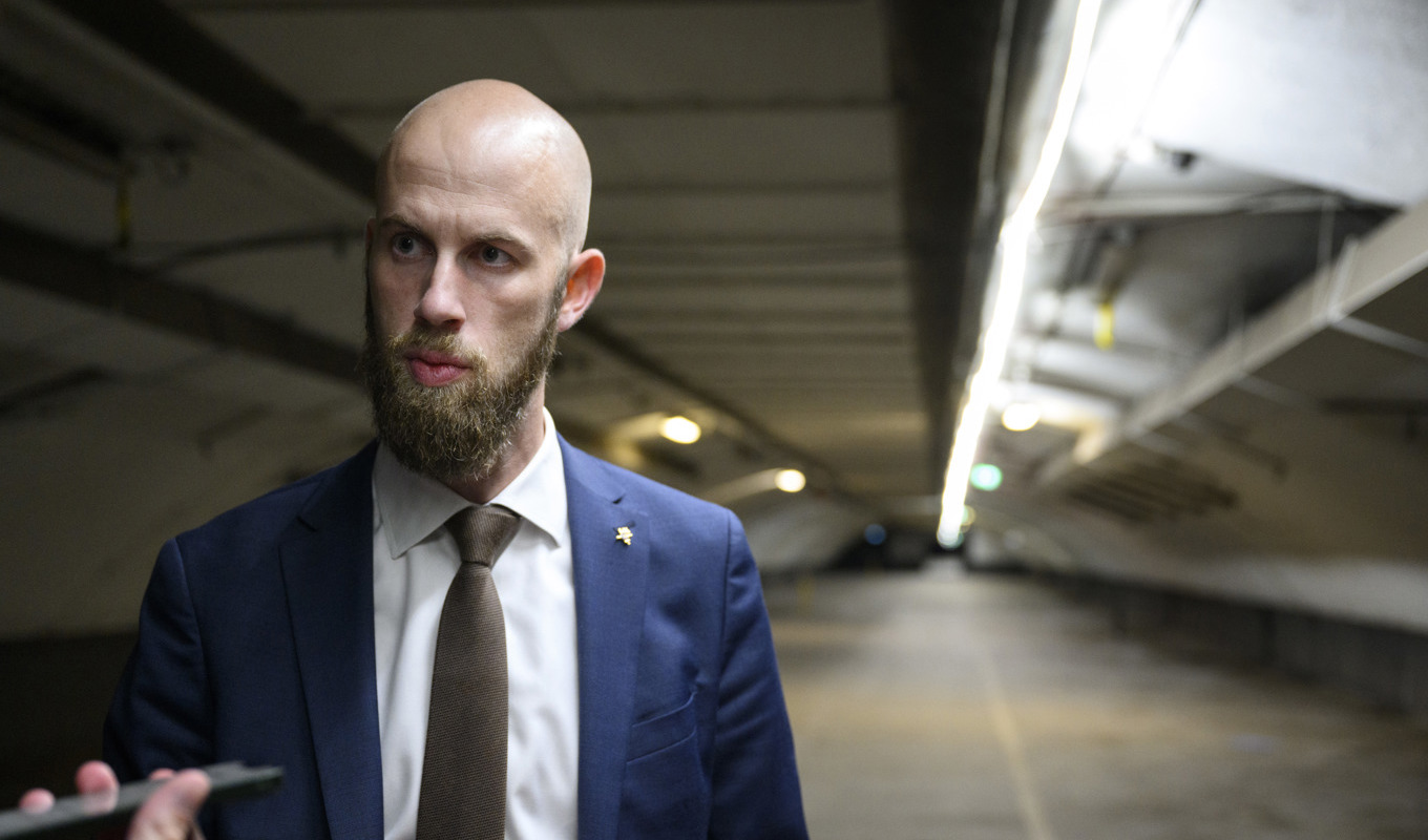 Ministern för civilt försvar Carl-Oskar Bohlin slår ifrån sig kritiken mot regeringens anslag för klimatanpassningsåtgärder. Arkivbild. Foto: Jessica Gow/TT